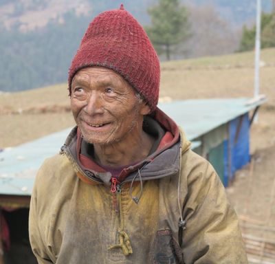 Lapkha Sherpa vinnur a byggingu fjlskylduhssins